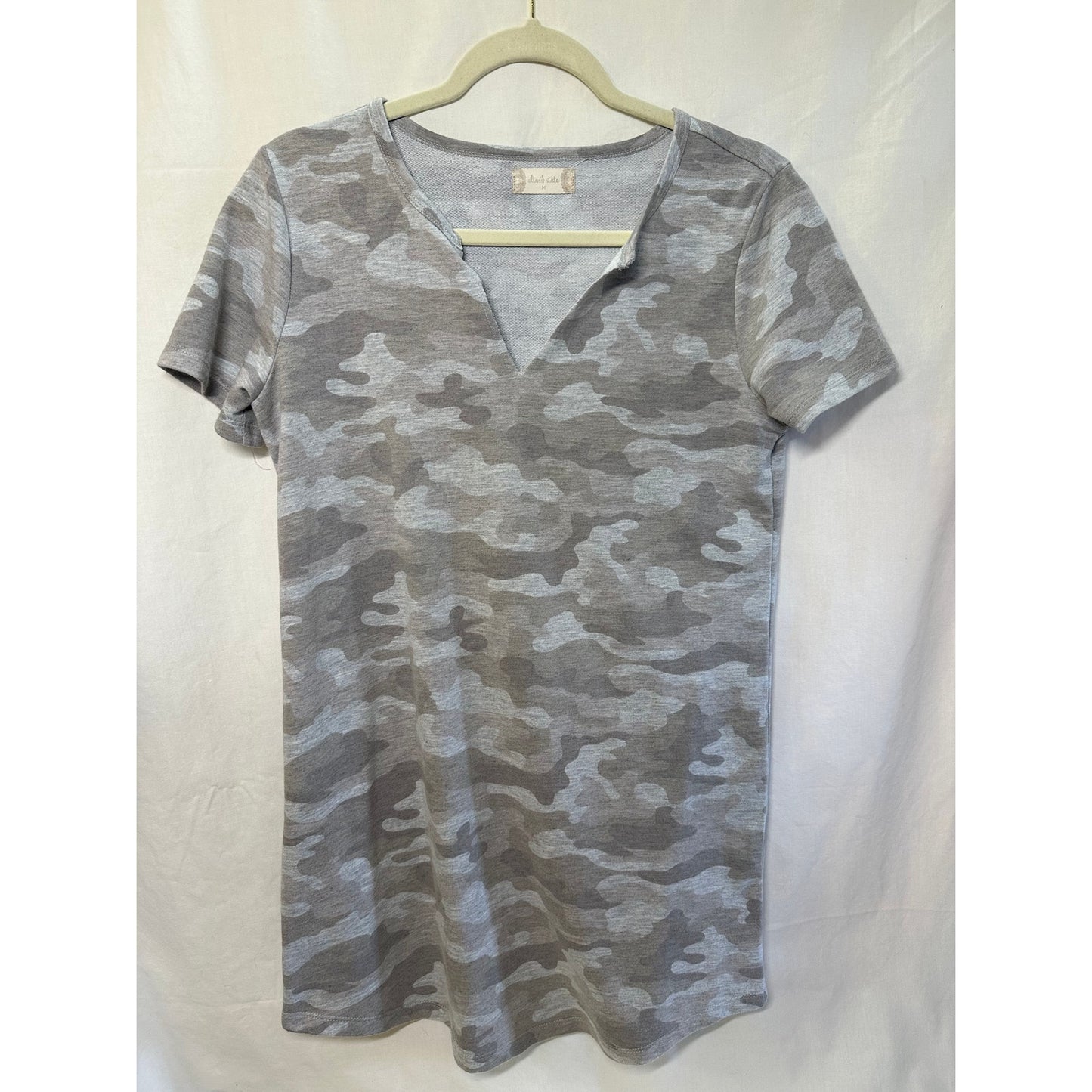 Alter'd State Gray Camo V-Neck T-Shirt - Size Medium