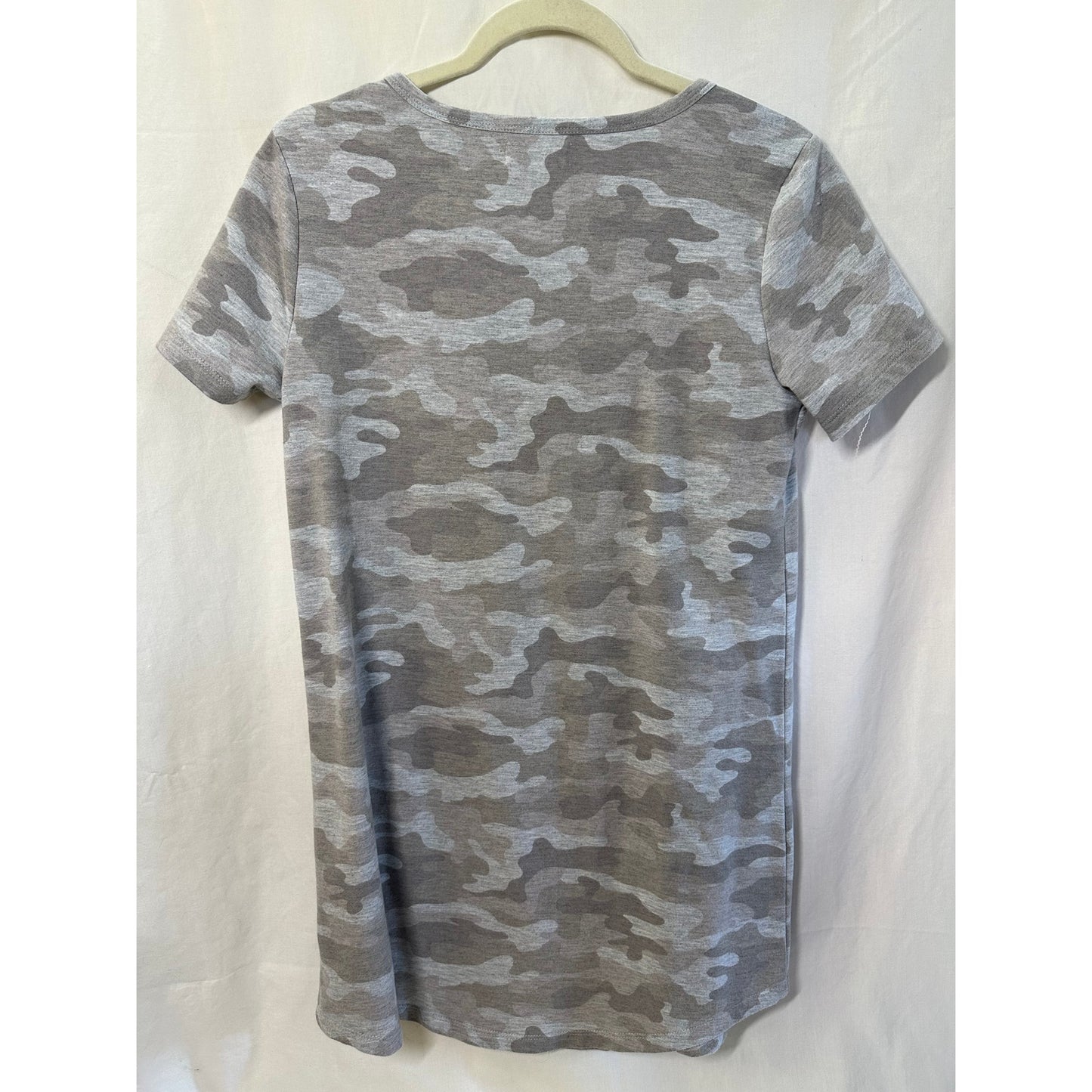 Alter'd State Gray Camo V-Neck T-Shirt - Size Medium