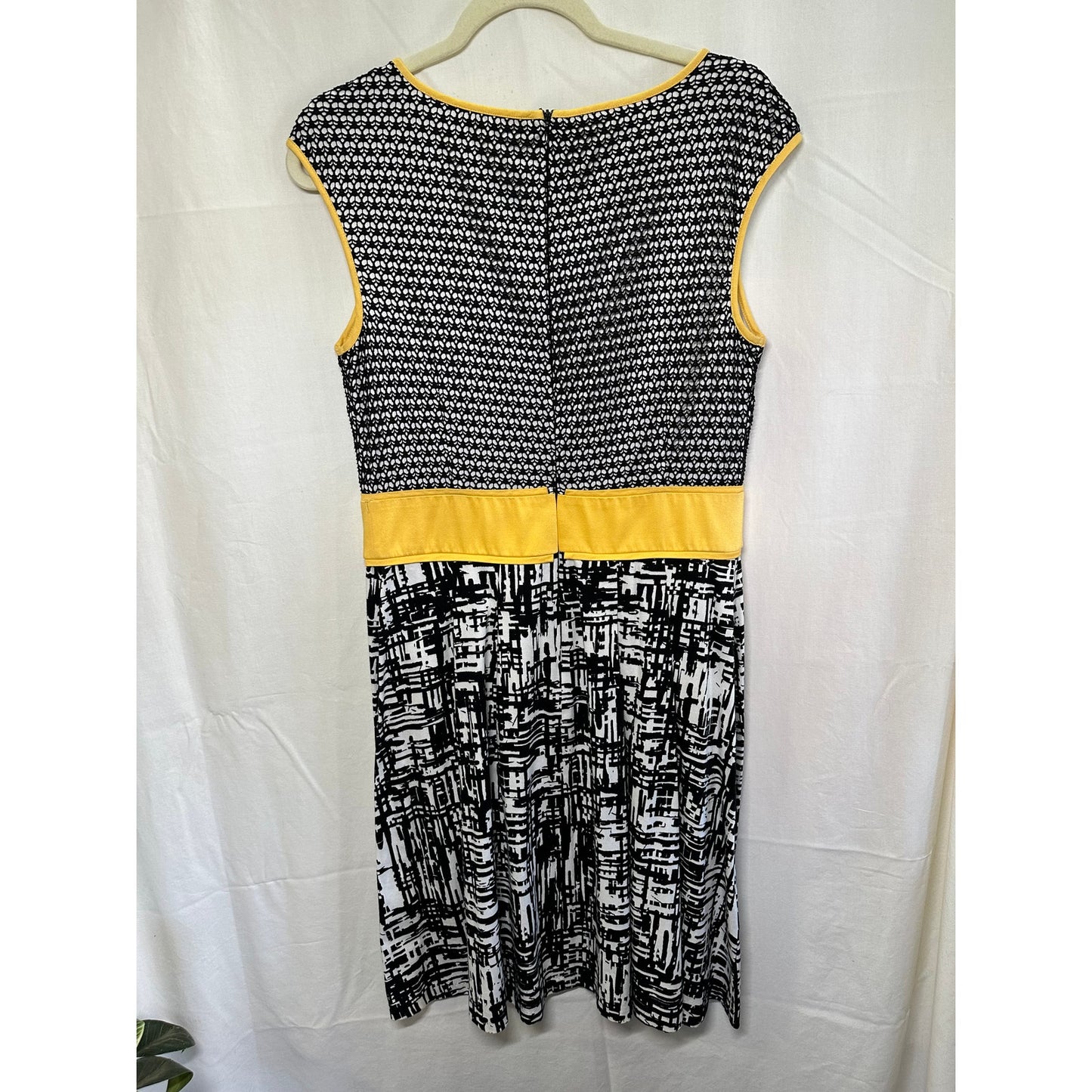 London Times Black and White Print Sleeveless Dress with Yellow Accents - Size 12