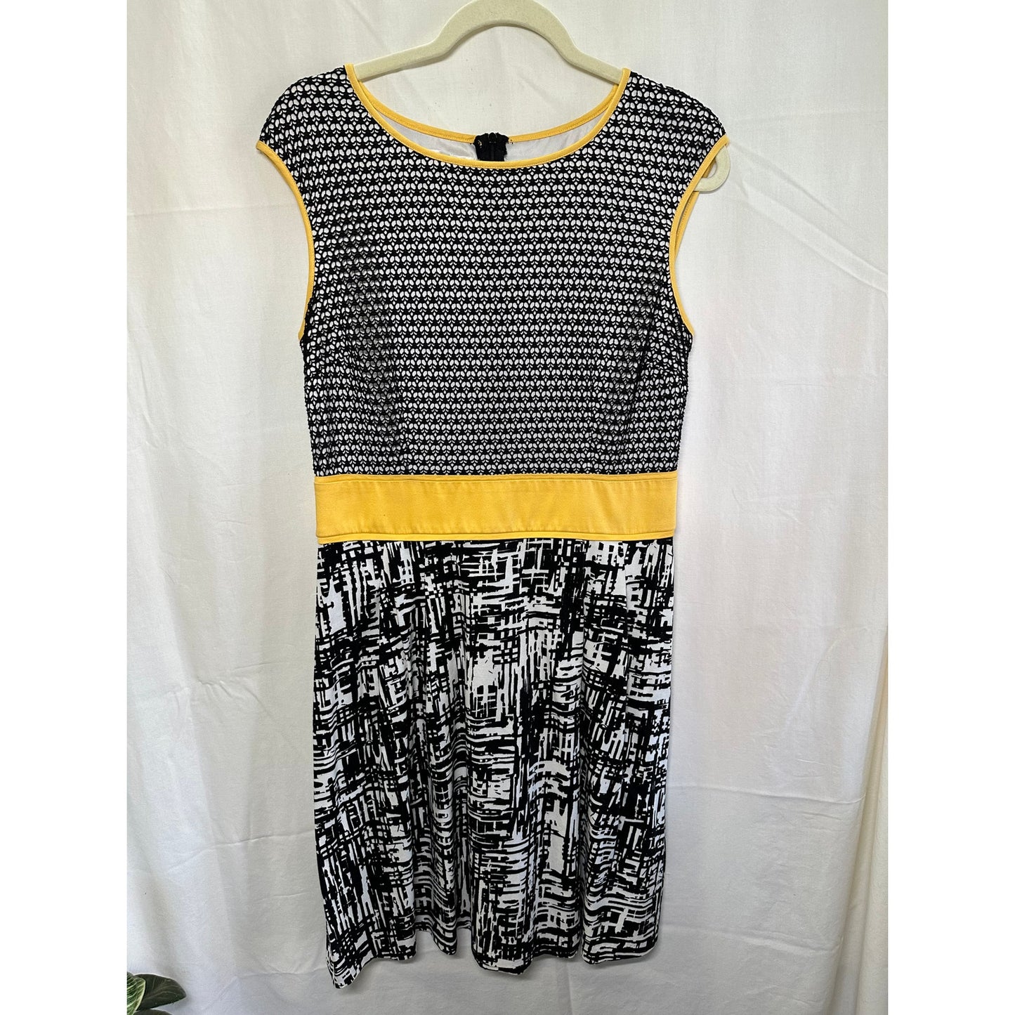 London Times Black and White Print Sleeveless Dress with Yellow Accents - Size 12