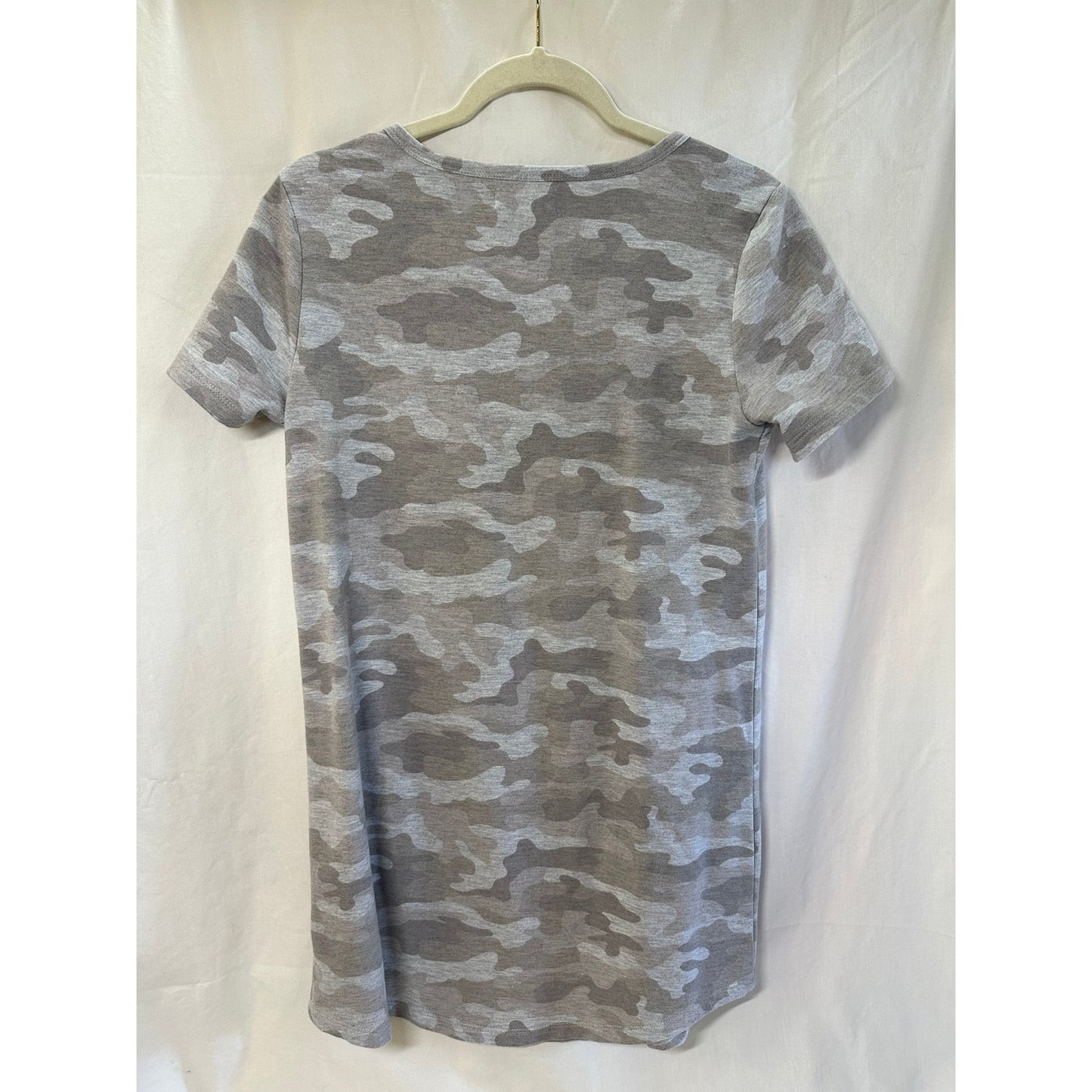 Alter'd State Gray Camo V-Neck T-Shirt - Size Medium